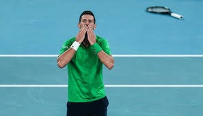 战报：十人曼联3-2伊镇，多尔古染红，马奎尔制胜